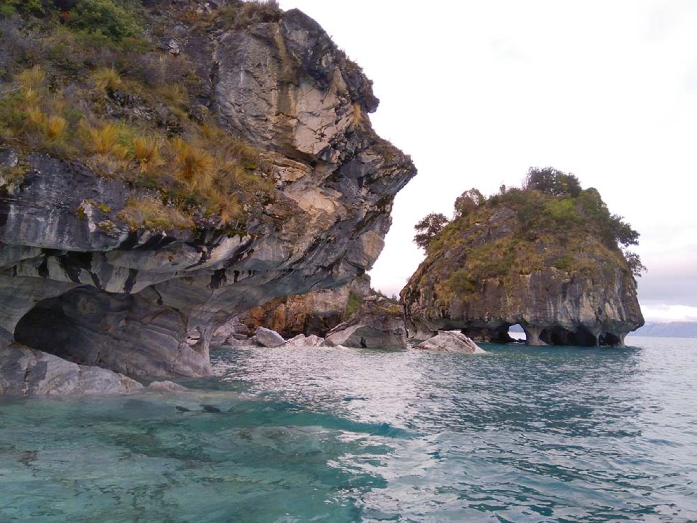 Catedral y Capilla de Mármol en el lago General Carrera
