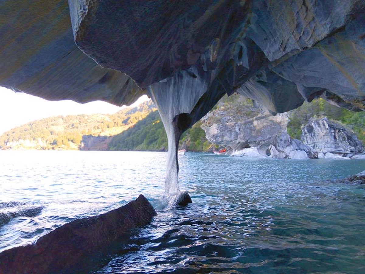 Formaciones de mármol sobre el agua