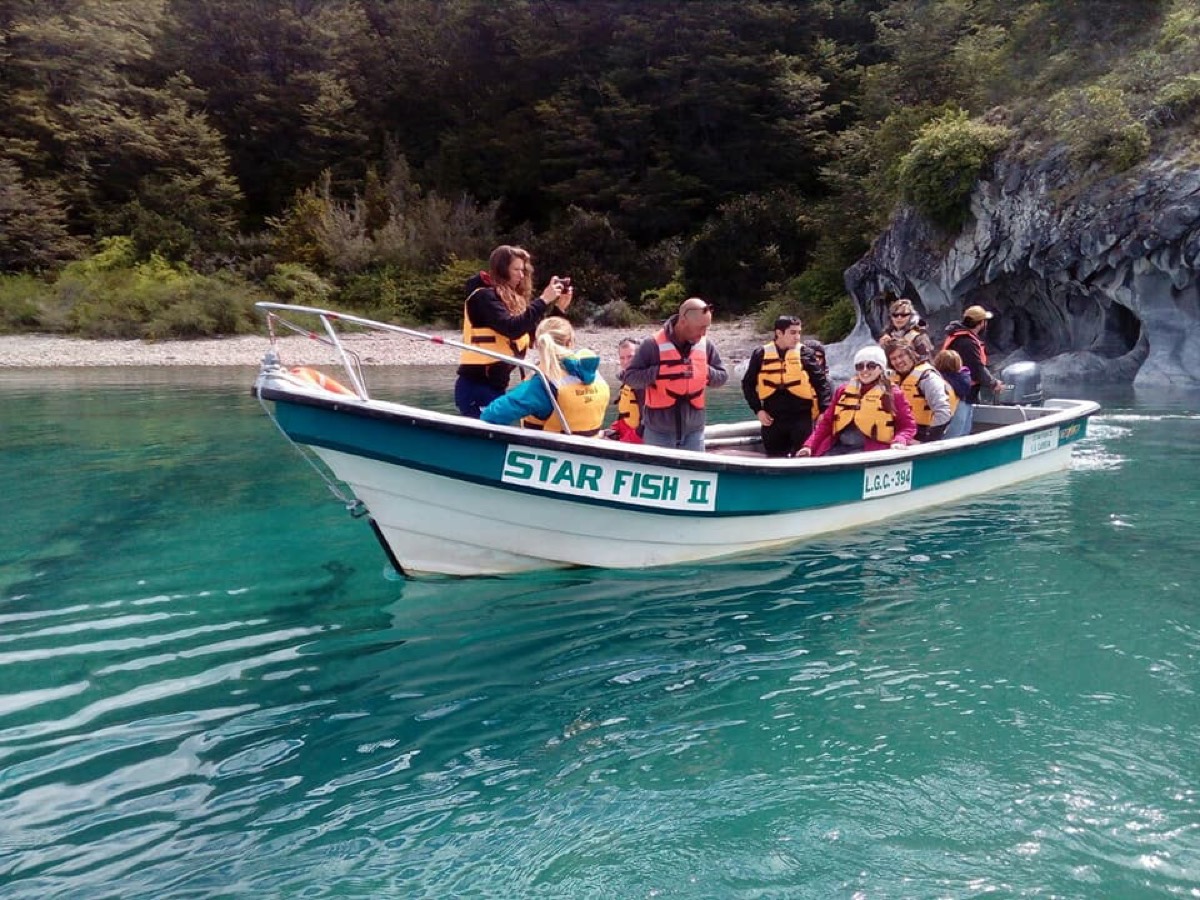 Pasajeros con chaleco salvavidas en la lancha Star Fish II