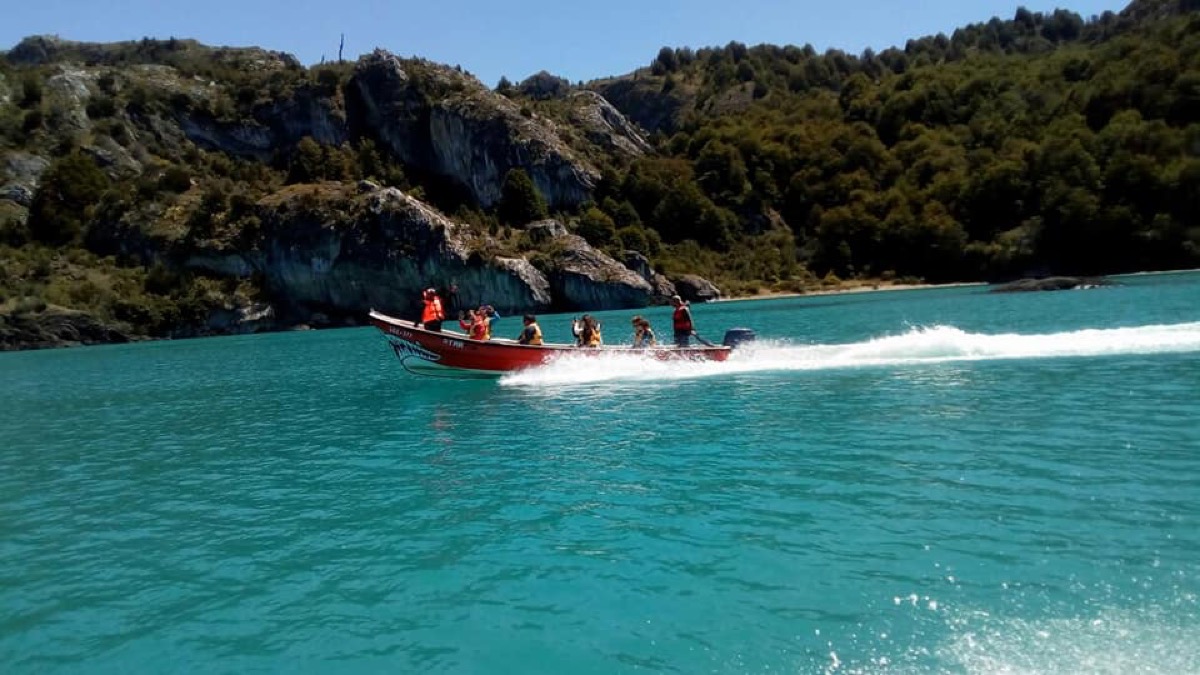 Lancha de Carrera Tours navegando el lago