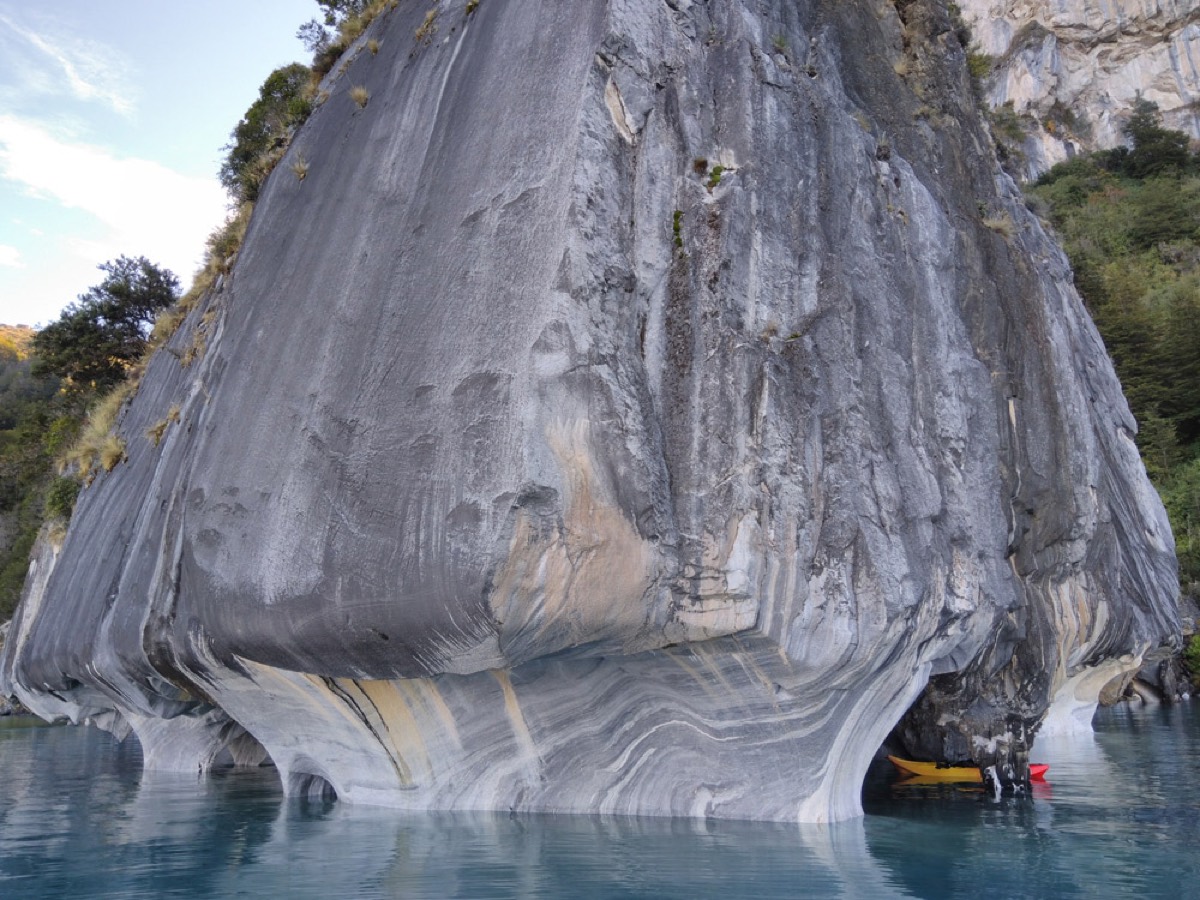 Pared de mármol veteado junto al lago